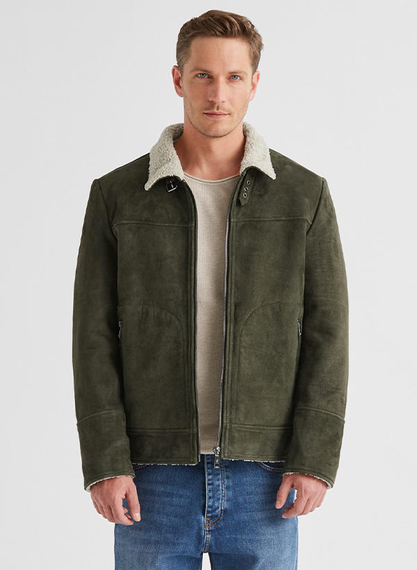 Ein Mann trägt eine dunkelgrüne Velourslederjacke mit Webfellkragen
