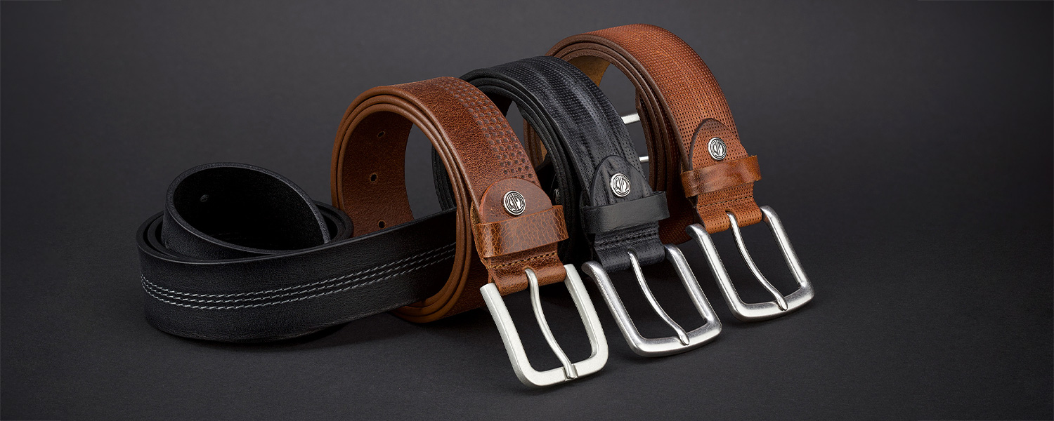 Vier hochwertige Ledergürtel von Lindenmann in Schwarz und Braun mit silbernen Schnallen, stilvoll arrangiert vor schwarzem Hintergrund – elegante Accessoires für Herren.