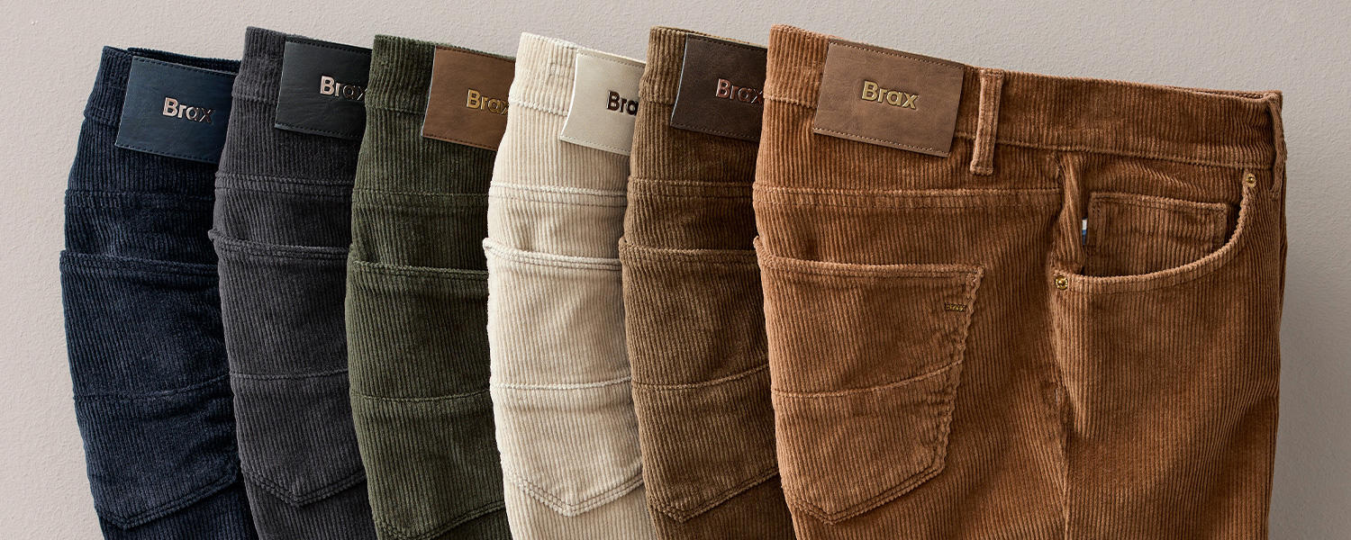 Sechs gefaltete Cordhosen von Brax in verschiedenen Farben von Dunkelblau über Grau und Grün bis Beige und Braun – stilvolle Herrenmode in hochwertiger Qualität.