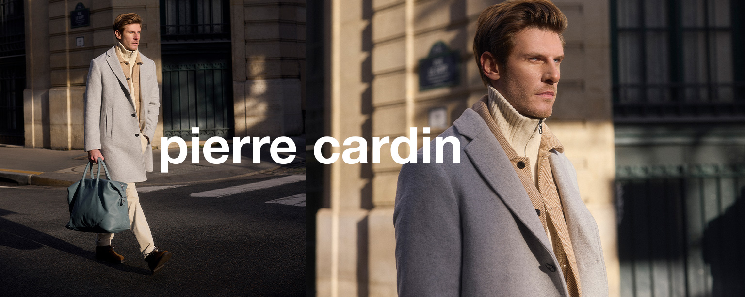 Mann in beigem Wollmantel und Rollkragenpullover von Pierre Cardin vor urbaner Architektur – moderne Herrenmode mit französischem Flair.