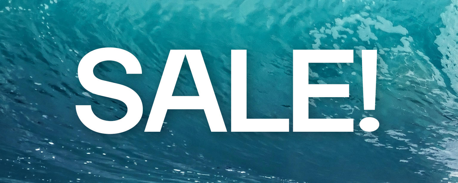 Grafik mit Unterwasseraufnahme in Blautönen. Im Bild steht in großer weißer Schrift „Sale“. Werbegrafik für eine Rabattaktion.