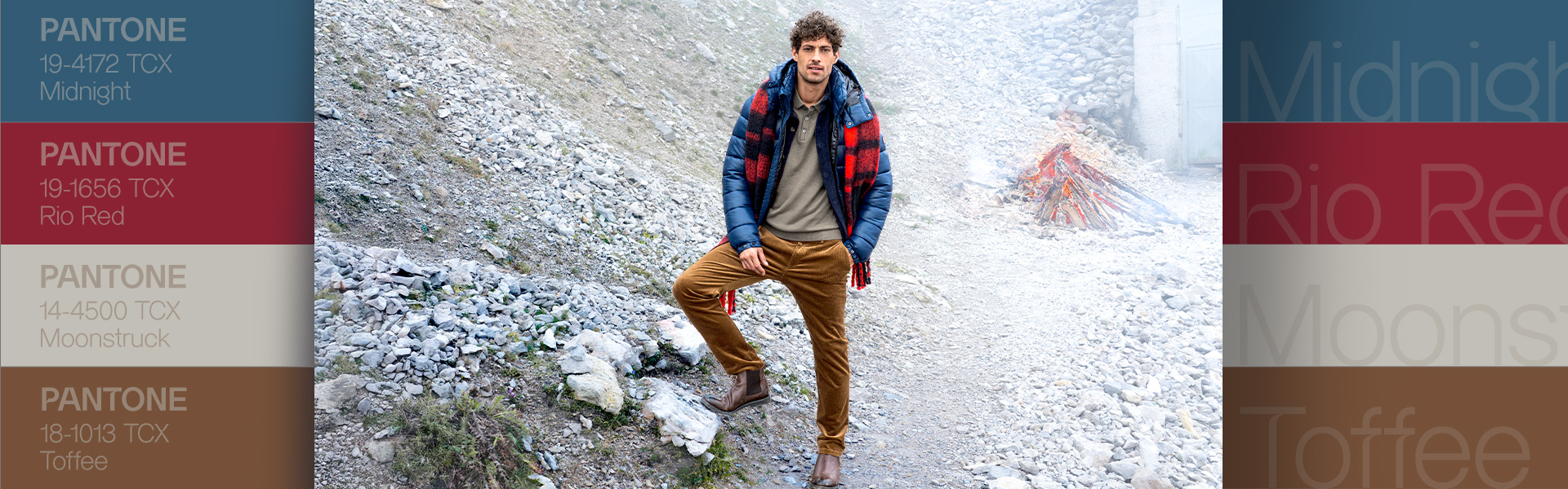 Mann in Outdoor-Outfit mit Daunenjacke, Cordhose und kariertem Schal in Pantone-Farben Midnight, Rio Red, Moonstruck und Toffee – herbstliche Herrenmode inspiriert von Naturtönen.
