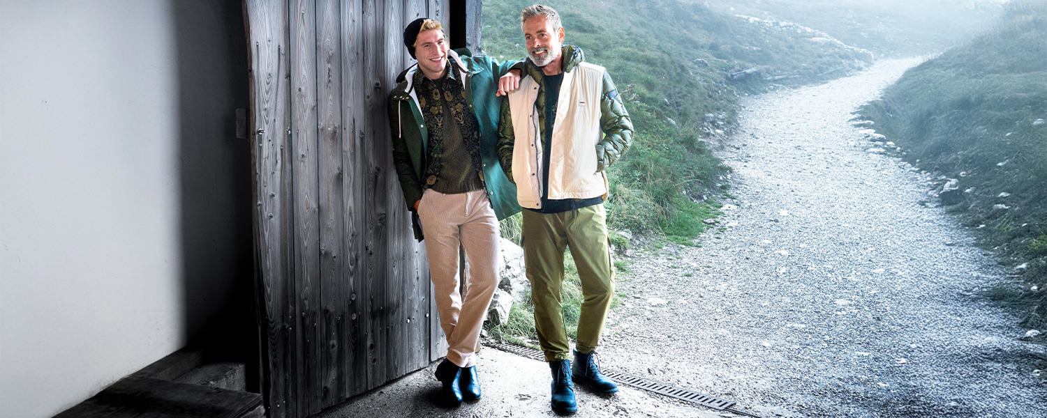 Hosen in verschiedenen Farben und Passformen, kombiniert mit Jacken und Pullovern für Business- und Freizeit-Looks.