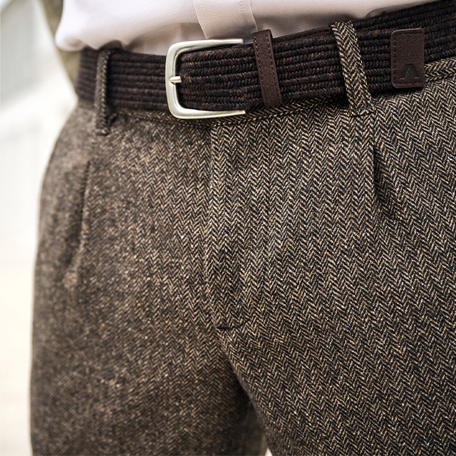 Detailaufnahme braune Tweed-Hose mit Fischgrätmuster und Flechtgürtel von Alberto, klassisch-zeitloser Casual-Look.