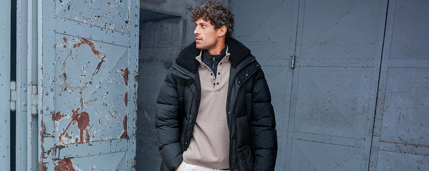 Warme Winterjacke in Schwarz mit Kapuze und Futter – ideal für eisige Temperaturen und einen modernen Outdoor-Look.