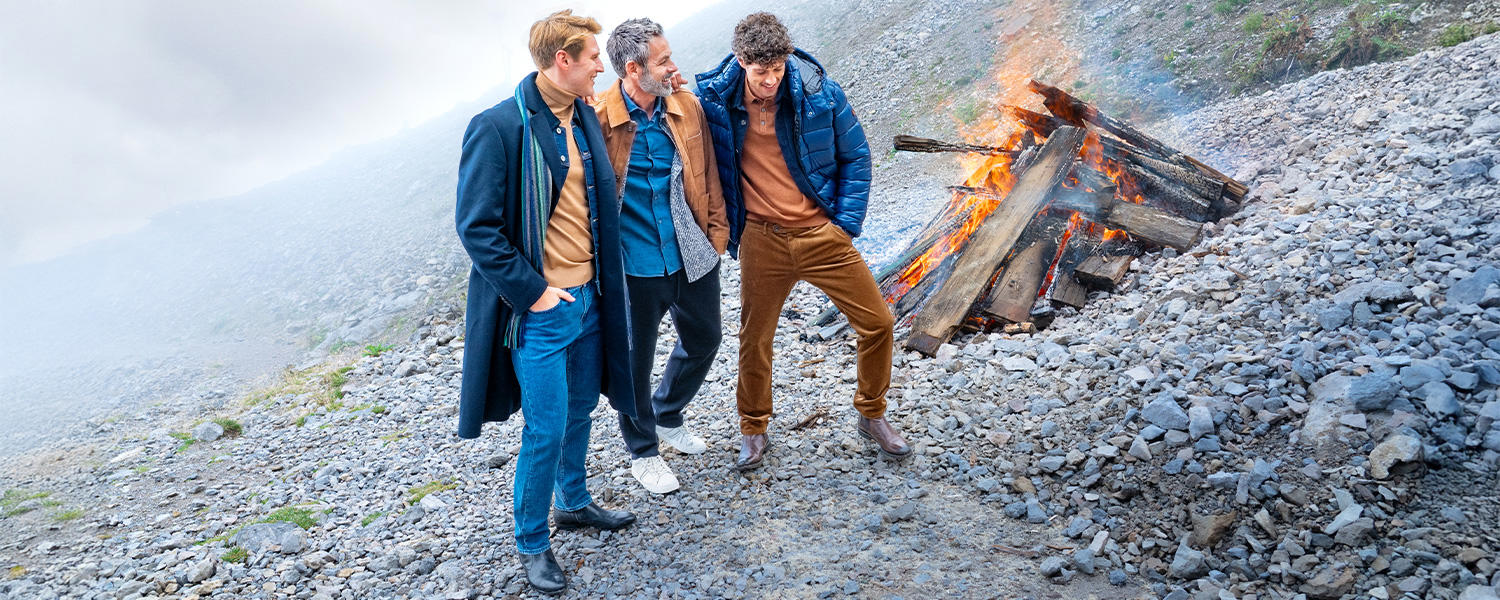 Freizeithosen in verschiedenen Farben und Materialien, kombiniert mit Strick, Jacken und Mänteln im legeren Outdoor-Look.