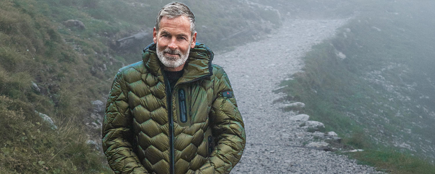 Moderne Funktionsjacke in Olivgrün mit wetterfestem Material und sportlichem Design – ideal für Outdoor-Aktivitäten und Schutz bei Wind und Wetter.