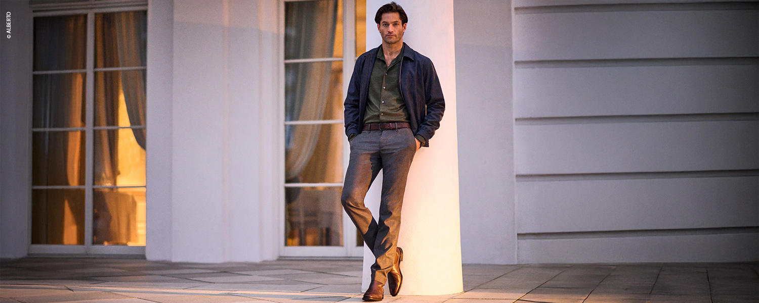 Graue Ceramica-Hose in schlanker Passform, kombiniert mit grünem Hemd, braunem Gürtel und blauer Jacke im Abendlook.