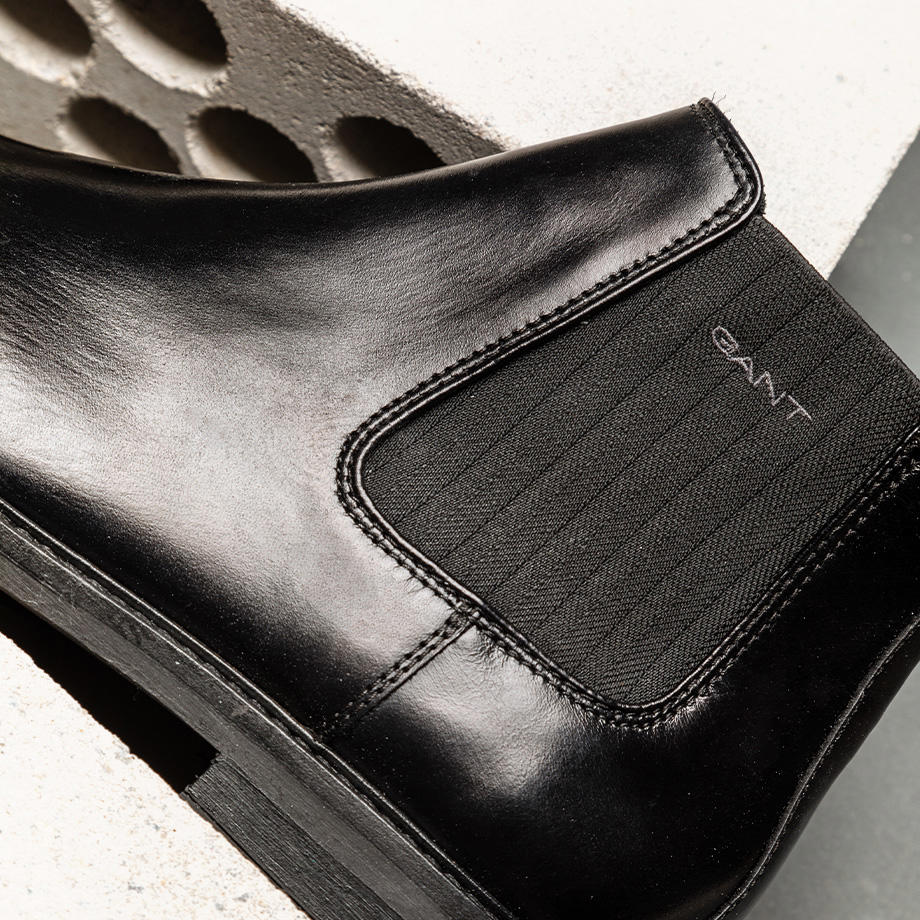 Eleganter schwarzer Chelsea-Boot aus Leder mit seitlichem Stretch-Einsatz und Gant Logo.