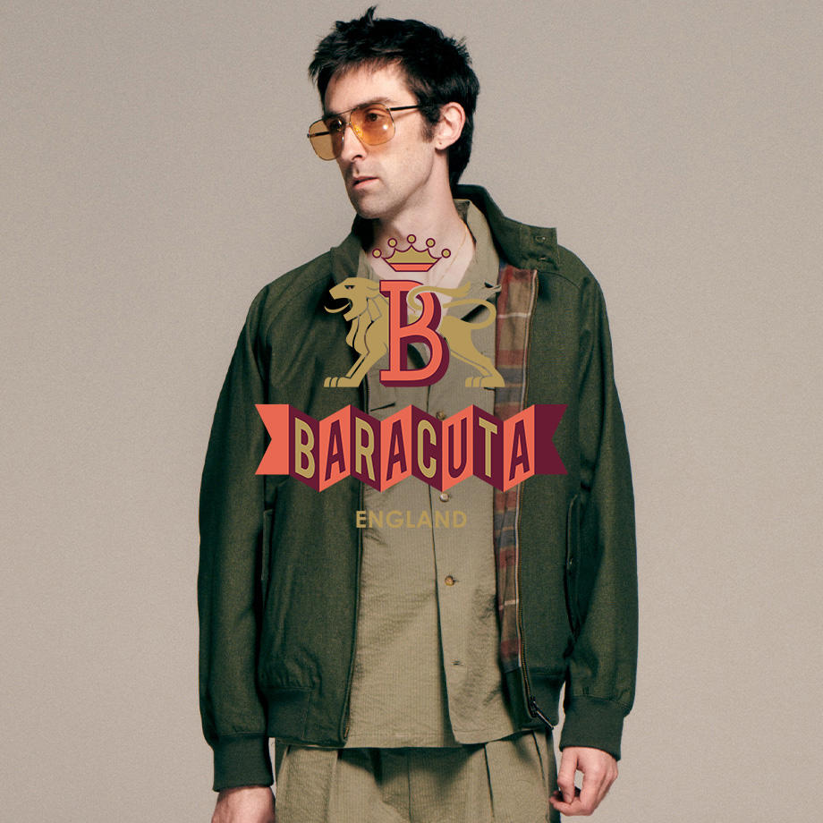 Ein männliches Model trägt ein lässiges, olivgrünes Outfit bestehend aus einer klassischen Harrington-Jacke mit Karofutter und passender Hose, kombiniert mit einem beigen Hemd – präsentiert von der britischen Traditionsmarke Baracuta. Das Baracuta-Logo mit Löwen und Krone ist zentral im Bild platziert.