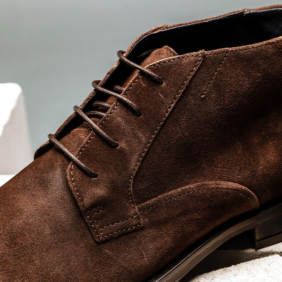 Klassischer brauner Veloursleder-Schnürboot mit feinen Nähten im Detail.