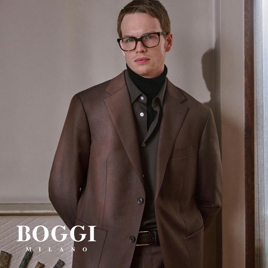 Mann im braunen Anzug mit schwarzem Rollkragenpullover und Hemd, eleganter Business-Look