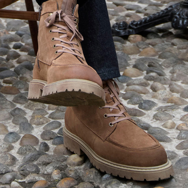 Detailaufnahme braune Schnürboots aus Veloursleder mit Profilsohle