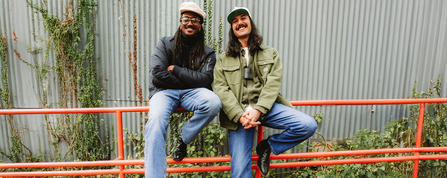 Lee Wrangler Jeans im lässigen Casual-Style, kombiniert mit Cap und Jacke – entspannter Freizeit-Look mit authentischem Streetwear-Flair.