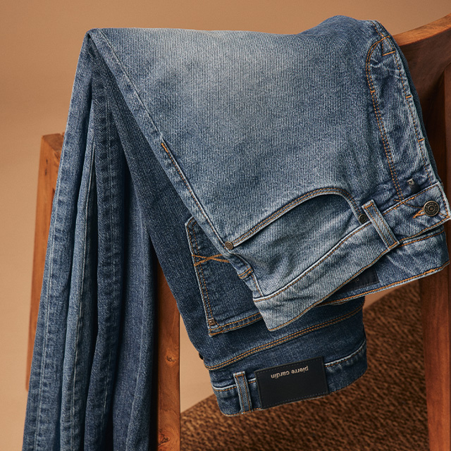 Gefaltete Blue Jeans im Used-Look, lässiges Denim-Essential.