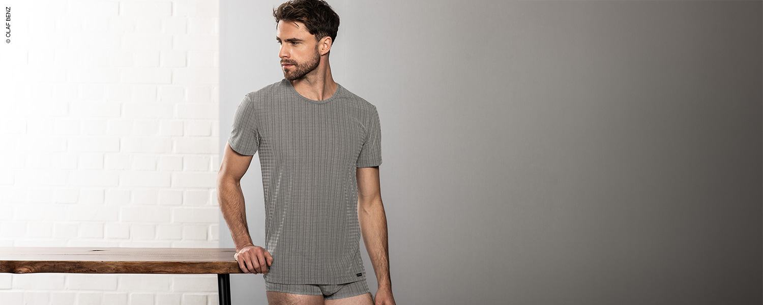 Mann trägt graues T-Shirt und passende Shorts.