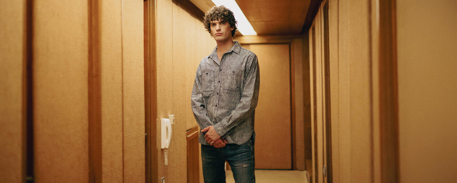 Replay Hemd mit feinen Streifen in Grau, kombiniert mit Blue Jeans – lässiger Denim-Casual-Look für den Alltag.