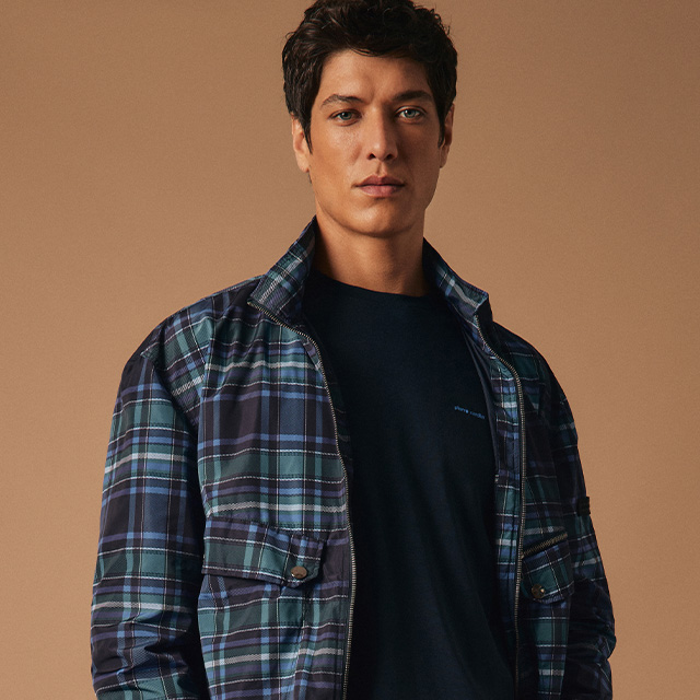 Blau karierte Overshirt-Jacke über dunkelblauem T-Shirt, moderner Casual-Look.