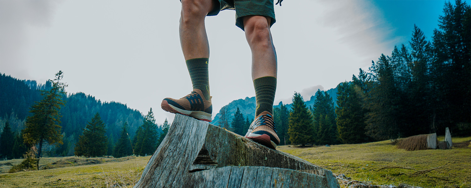 UYN Outdoor-Sportschuhe mit Funktionssocken – technischer Performance-Look für Wandern und Trail-Aktivitäten.