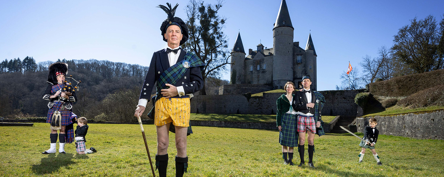 McAlson Boxershorts in bunten Mustern, kombiniert mit traditionellem Kilt-Outfit – humorvoller Mix aus Klassik und Modern.