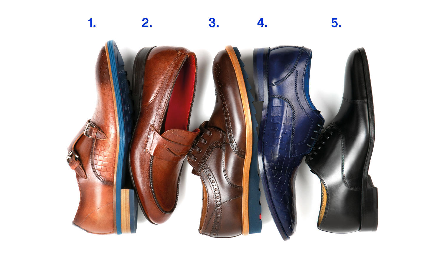 Fünf elegante Herren-Anzugschuhe liegen nebeneinander auf weißem Hintergrund, aus der Vogelperspektive fotografiert. Von links nach rechts: 1. brauner Doppelmonk mit geprägtem Leder und silberner Schnalle, 2. klassischer brauner Loafer, 3. dunkelbrauner Budapester mit Broguing und heller Sohle, 4. blauer Derby aus glattem Leder mit leichter Krokoprägung, 5. schwarzer, glänzender Oxford mit geschlossener Schnürung.