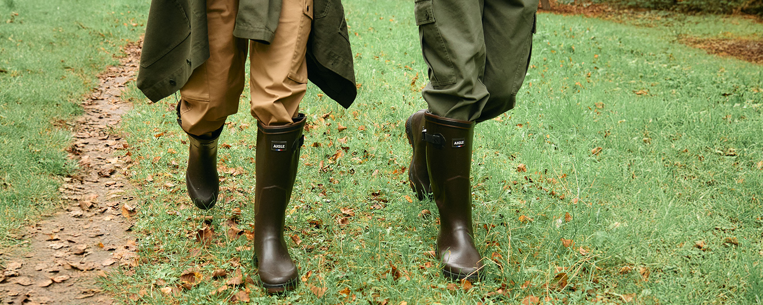 Grüne Aigle Gummistiefel im Outdoor-Look, kombiniert mit Cargohosen – ideal für lässige Freizeit- und Naturabenteuer.