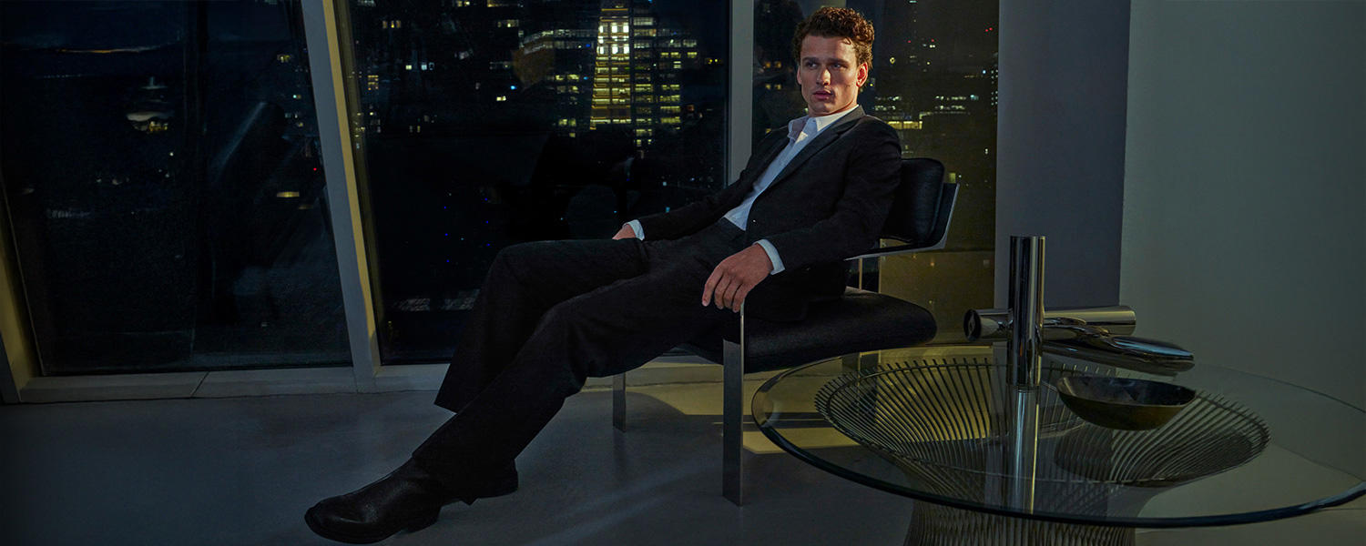 Schwarzer Calvin Klein Anzug mit weißem Hemd – moderner, eleganter Abend-Look im urbanen Setting.