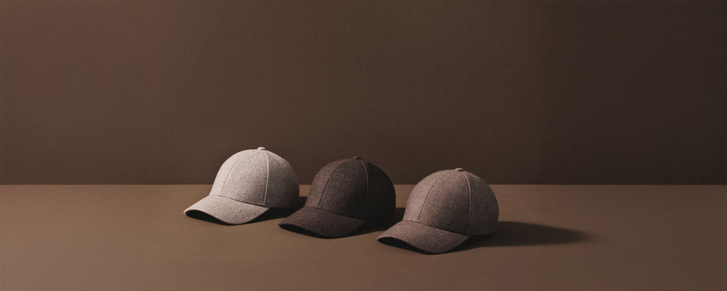 Varsity Caps in gedeckten Naturtönen – minimalistische Baseballkappen mit modernem, urbanem Stil.