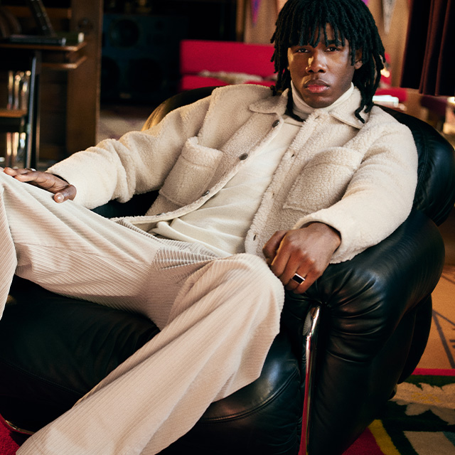 Helles Teddy-Overshirt mit Cordhose in Beige, kombiniert mit Rollkragen – entspannter Lounge-Style.
