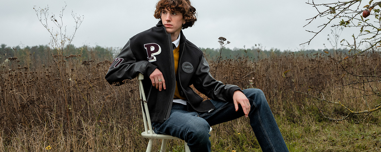 Regular Fit Jeans mit Collegejacke – entspannter Look für kühle Herbsttage.