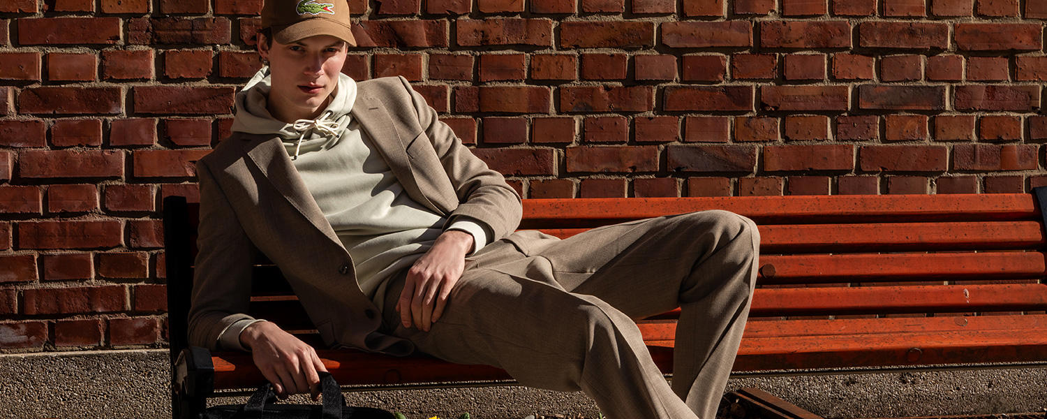 Beiger Anzug mit Hoodie – lässiger Mix aus Streetwear und Business-Casual für moderne Männer.