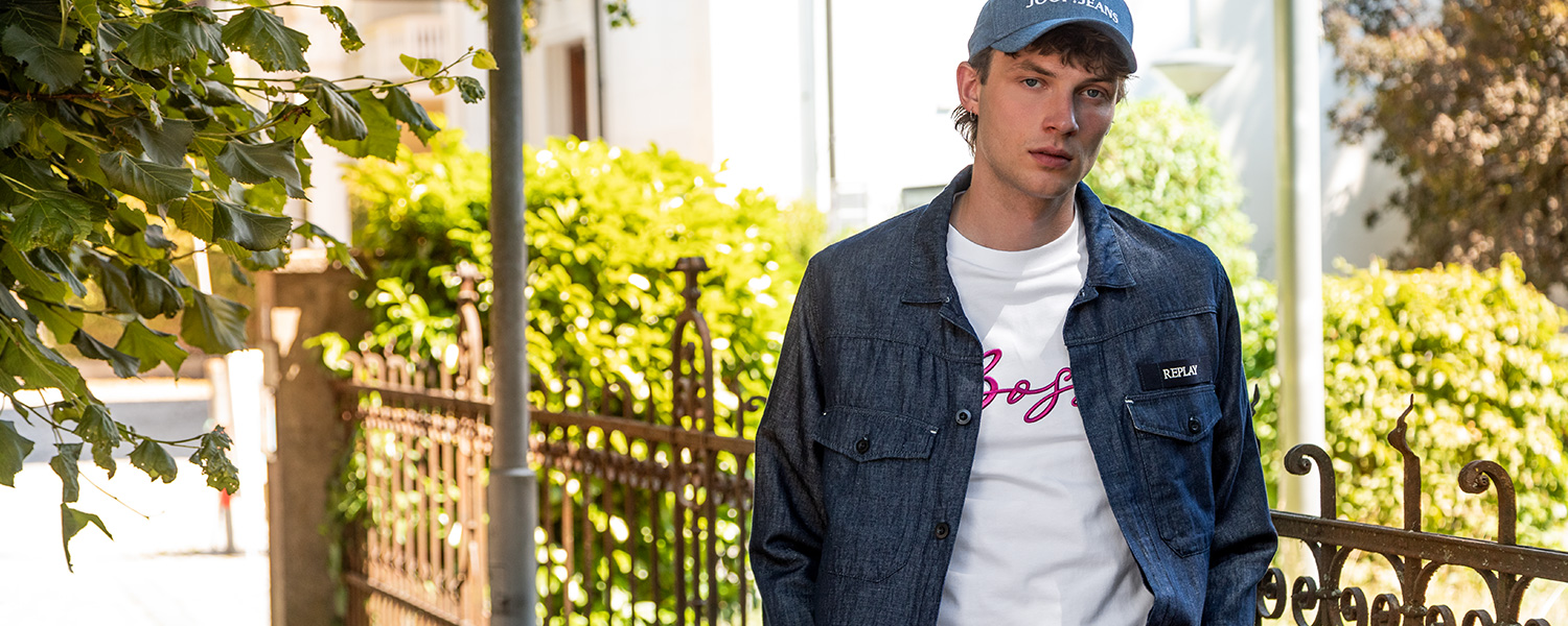Jeanshemd mit Logo-Shirt – lässiger Streetwear-Look für den Alltag.