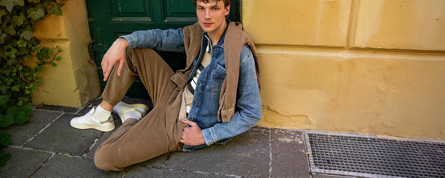 Cordhose mit Jeansjacke – entspannter Herbst-Look mit Vintage-Charme.