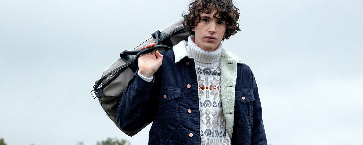 Gemusterter Rollkragenpullover mit Teddyjacke – perfekter Look für den Winter.