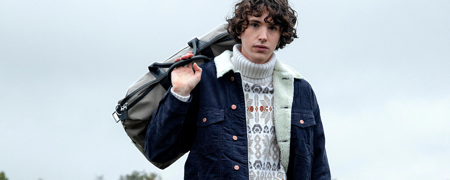 Gemusterter Rollkragenpullover mit Teddyjacke – perfekter Look für den Winter.