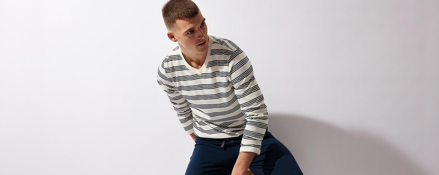 Gestreiftes Longsleeve in Weiß und Dunkelblau, lässiger Casual-Look mit dunkelblauer Hose.
