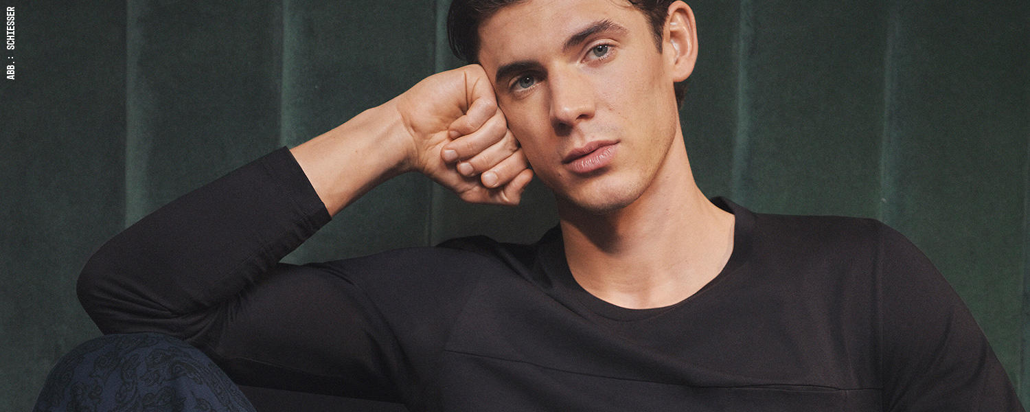 Schwarzes Langarmshirt im cleanen, modernen Stil – minimalistischer Look für entspannte Stunden.