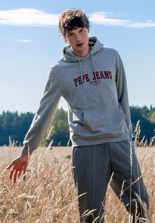 Grauer Hoodie mit rotem Pepe Jeans Logo, kombiniert mit lockerer Hose – lässiger Freizeit-Look.