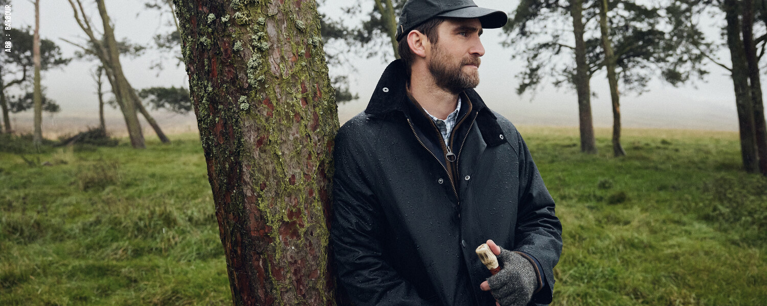 Regenjacke in Dunkelblau – klassischer Wetterschutz mit sportivem Touch.