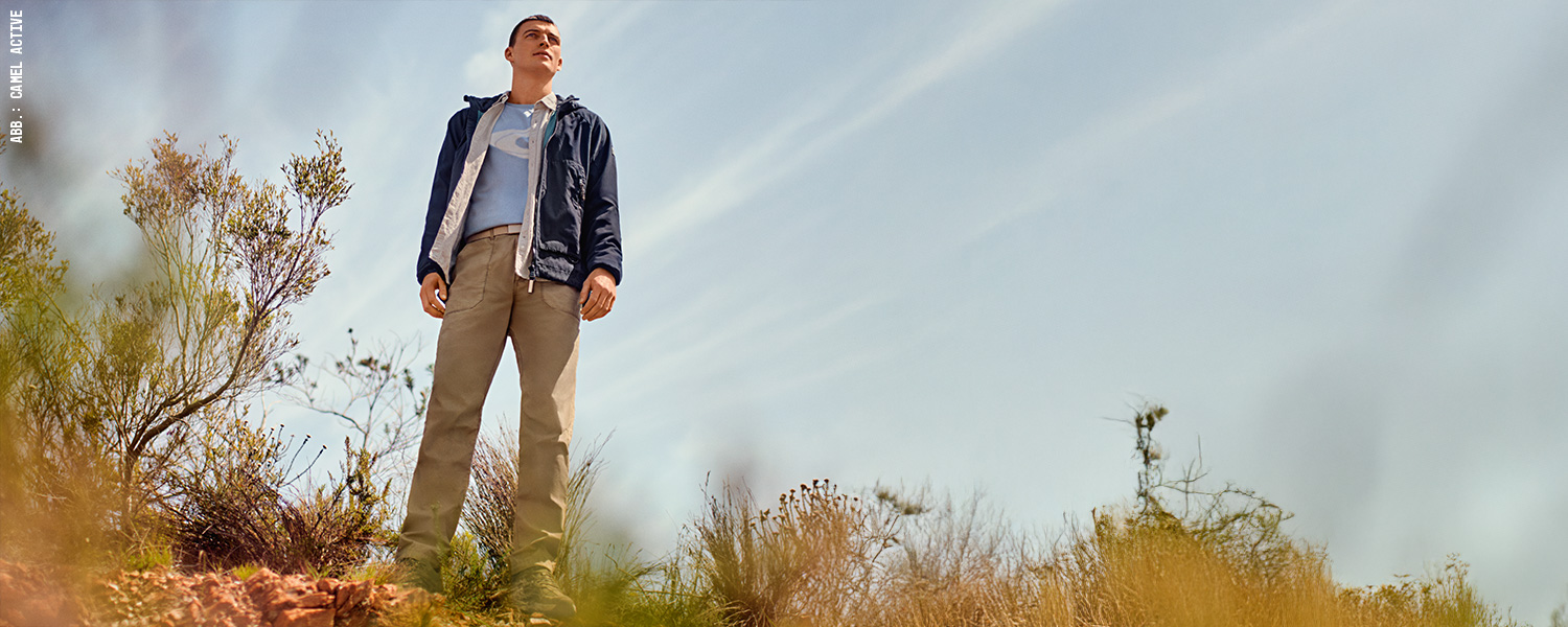 Outdoorhose mit Funktionsjacke – robuster Freizeit-Look für aktive Tage.