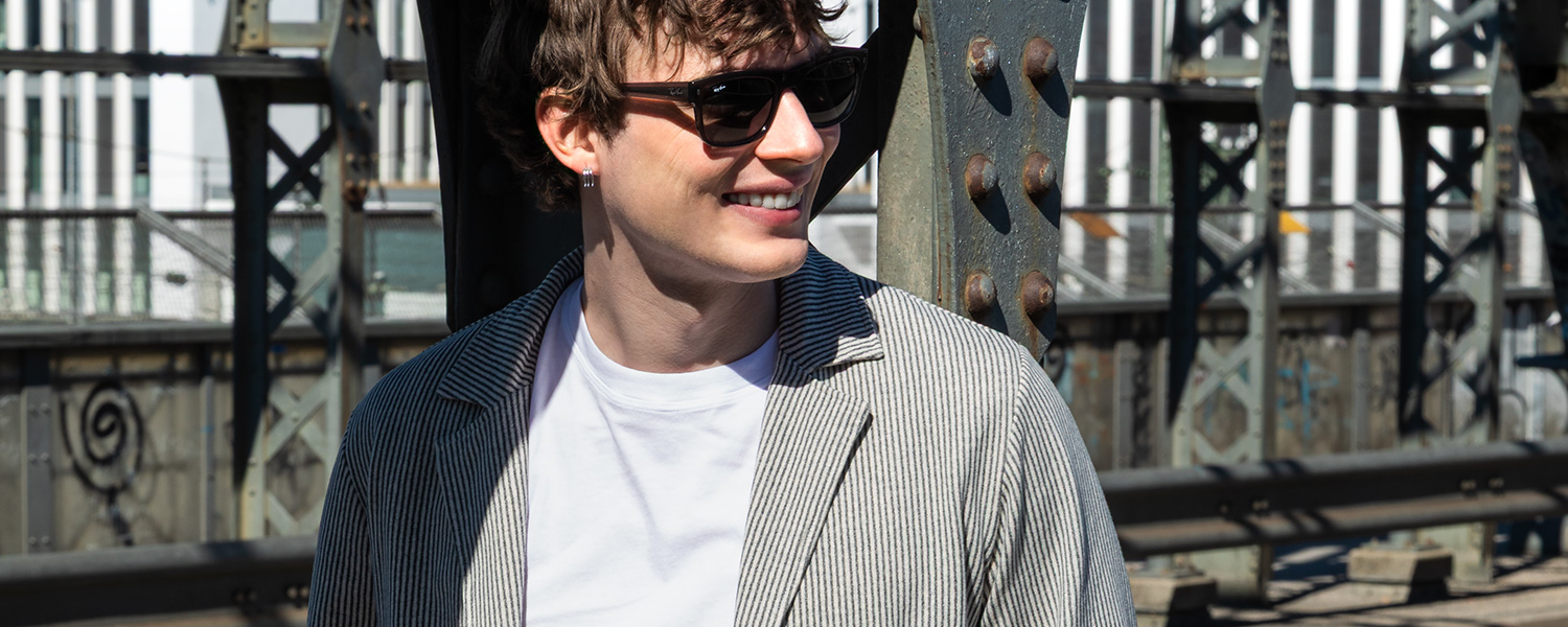 Weißes T-Shirt und Sakko mit feinen Streifen – cleaner, vielseitiger City-Look.