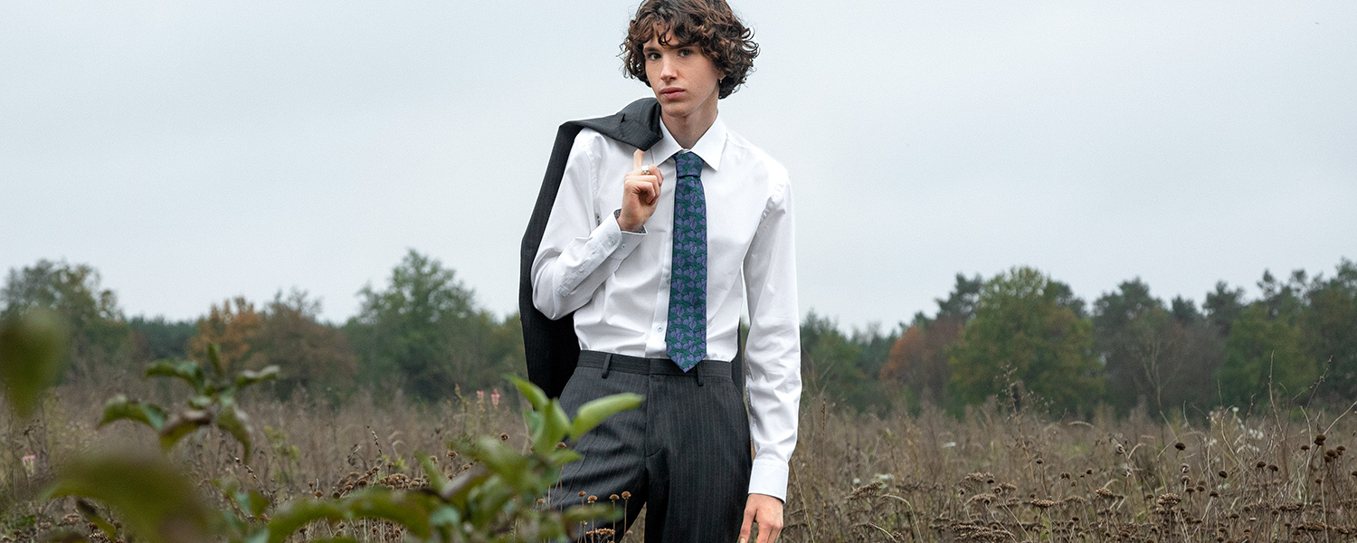 Weißes Businesshemd mit Krawatte – eleganter Look für Büro oder Anlass.