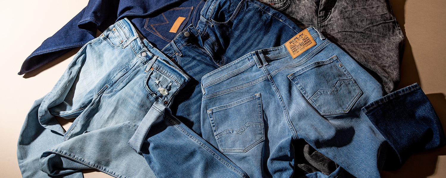 Jeans in unterschiedlichen Blautönen – elastische Denim-Modelle mit bequemer Passform und sportivem Look.