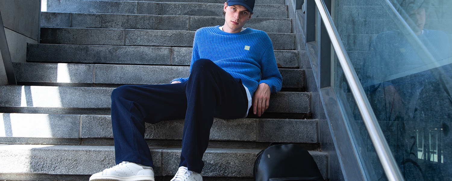 Dunkelblaue Sweathose mit Pullover – moderner Streetstyle mit sportlicher Note.