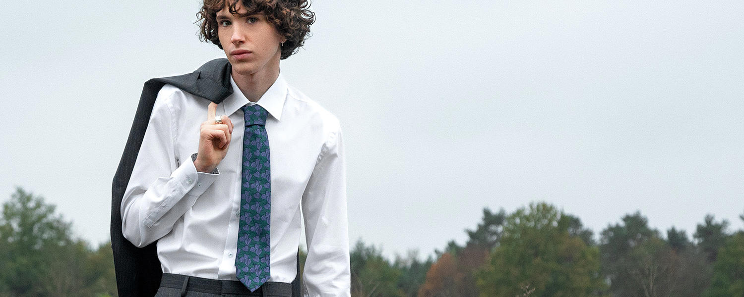 Eleganter Business-Look mit weißem Hemd und gemusterter Krawatte – klassischer Stil für formelle Anlässe.
