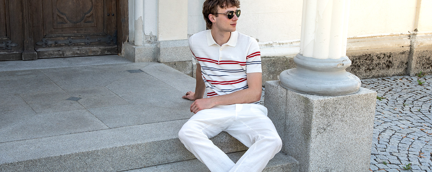 Weiße Leinenhose mit gestreiftem Poloshirt – luftiger Look für warme Tage.