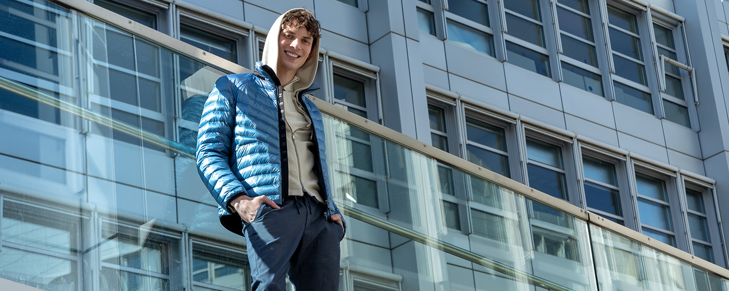 Leichte Daunenjacke mit Hoodie – sportiv und wärmend für unterwegs.