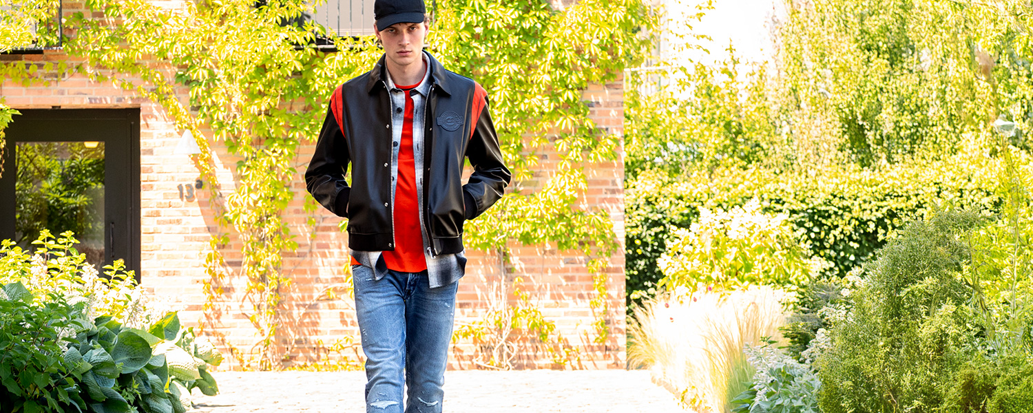 Destroyed Jeans mit Lederjacke – cooler Streetstyle mit modernem Twist.