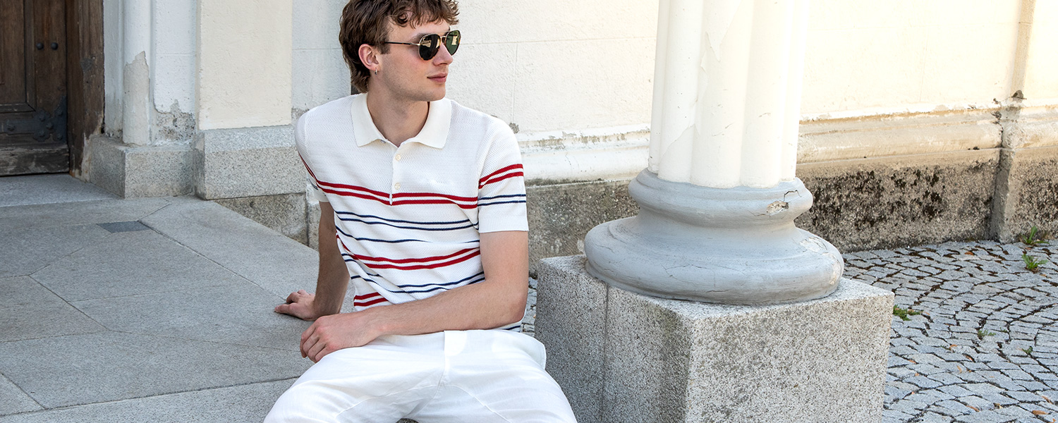 Gestreiftes Poloshirt in Rot, Blau und Weiß – lässiger Sommerlook mit Retro-Flair.