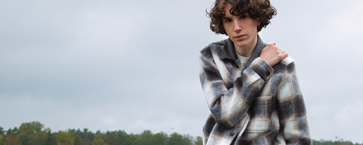 Wolljacke mit Karomuster – stilvoller Look für kühle Herbsttage.